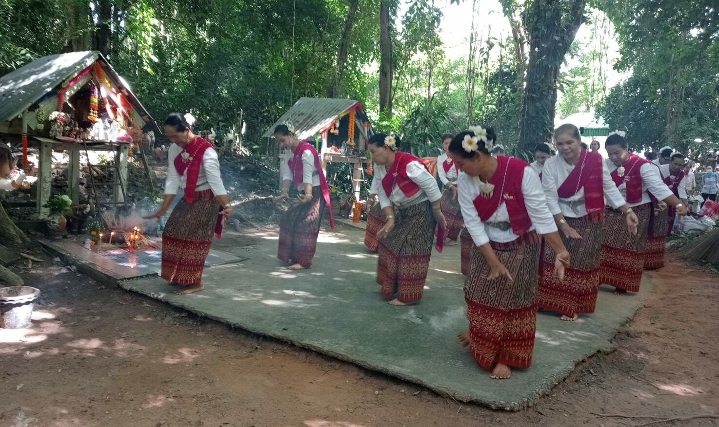 Жители деревни Каласин запускают ракеты во время церемонии, чтобы предсказать количество осадков