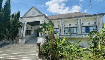 Жители протестуют против ложной рекламы и ветхого здания клуба