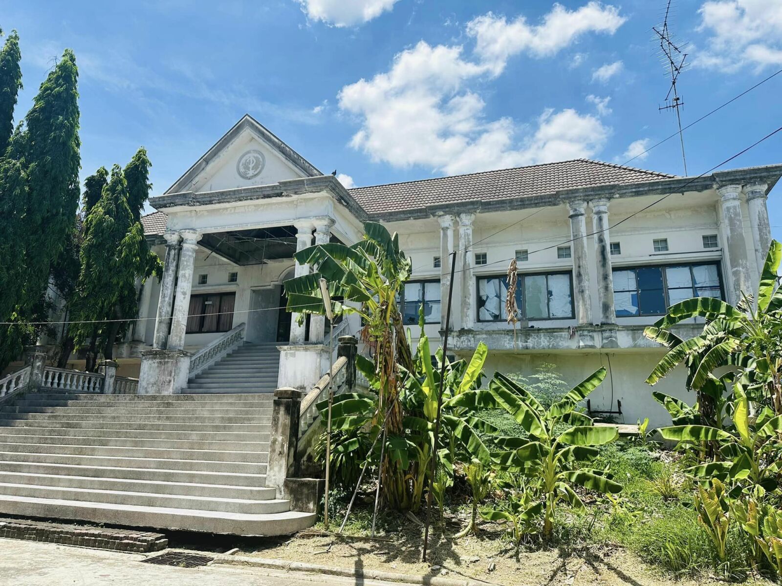 Жители протестуют против ложной рекламы и ветхого здания клуба