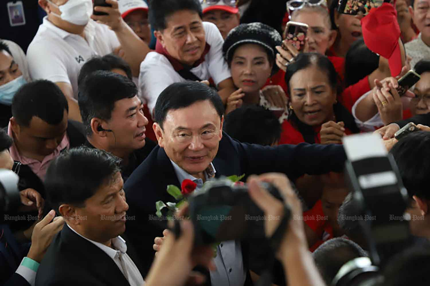 Краснорубашечники выйдут на митинг в поддержку Таксина