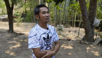 Кризис с загрязнением воздуха: деревенский староста защищает вековую практику сжигания отходов (видео)