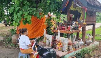 Местная жительница исполняет обещание в заброшенном школьном танцевальном ритуале