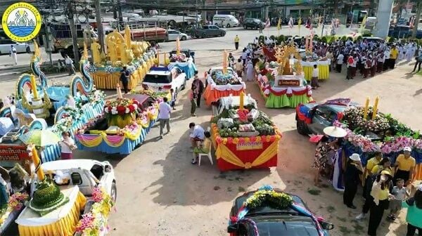 Мэр Нонгпру напевает лирику во время парада буддийских свечей во время Великого поста