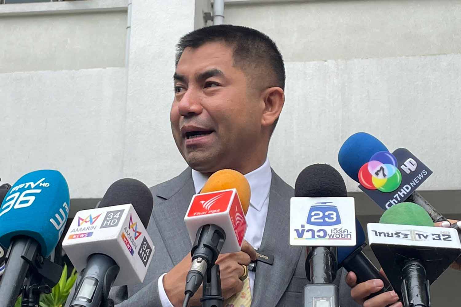 Отстраненный "Большой шутник" требует от премьер-министра восстановить его в должности