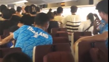 Пассажиры часами страдают от удушающей жары из-за задержки взлета