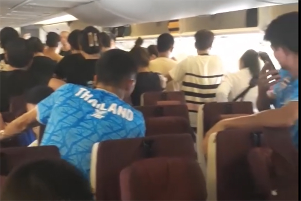 Пассажиры часами страдают от удушающей жары из-за задержки взлета