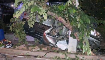 Пикап на большой скорости врезается в столб, водитель мгновенно погибает