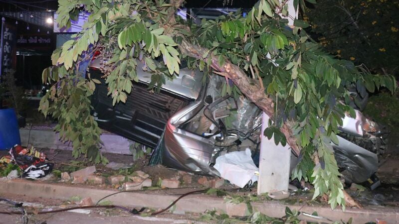 Пикап на большой скорости врезается в столб, водитель мгновенно погибает