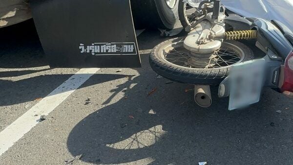 Подросток из Бурирама трагически погиб в результате столкновения мотоцикла с припаркованным грузовиком