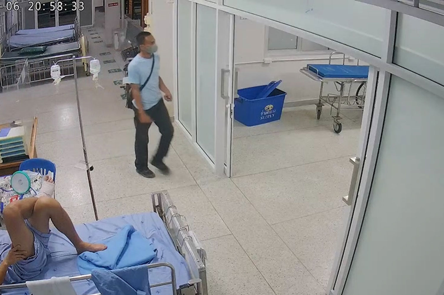 Полицейский сдается из-за смертельной стрельбы в больнице