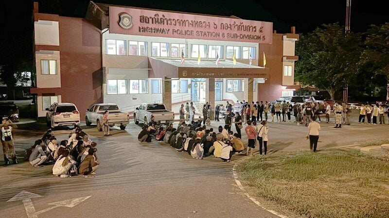 Полиция перехватывает автобусы, перевозившие почти 100 нелегальных мигрантов