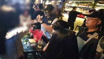 Полиция провела рейд по нелицензированному ночному клубу "Рангсит" и обнаружила 65 несовершеннолетних посетителей