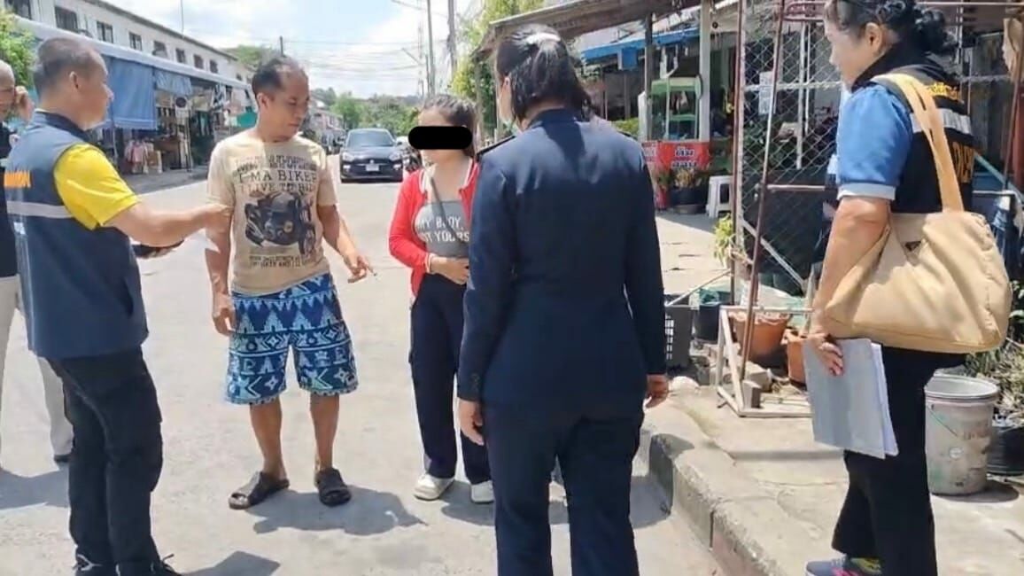 Полиция разгоняет нелегальных иммигрантов на железнодорожном рынке Сисакета