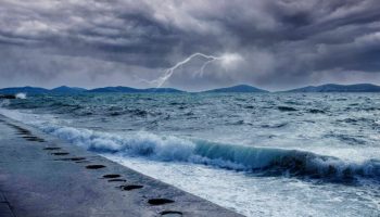 Предупреждения о грозах и погодных условиях были опубликованы в 53 провинциях