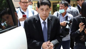 Премьер-министр просит враждующих копов забыть об этом