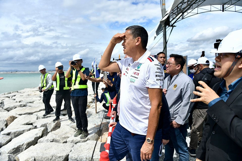 Премьер-министр Сретта стремится преобразить Районг и Чонбури