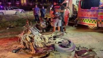 Разворот туристического автобуса привел к смертельному столкновению с мотоциклом в Чонбури