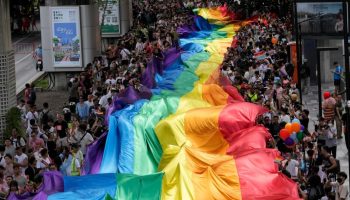 Связать себя узами брака: Сенат Таиланда одобрил законопроект об однополых браках