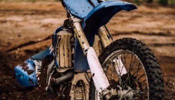 Семья скорбит о дочери, погибшей в трагической аварии на велосипеде в Пхетчабури