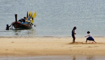 Сухопутный мост угрожает жемчужине острова