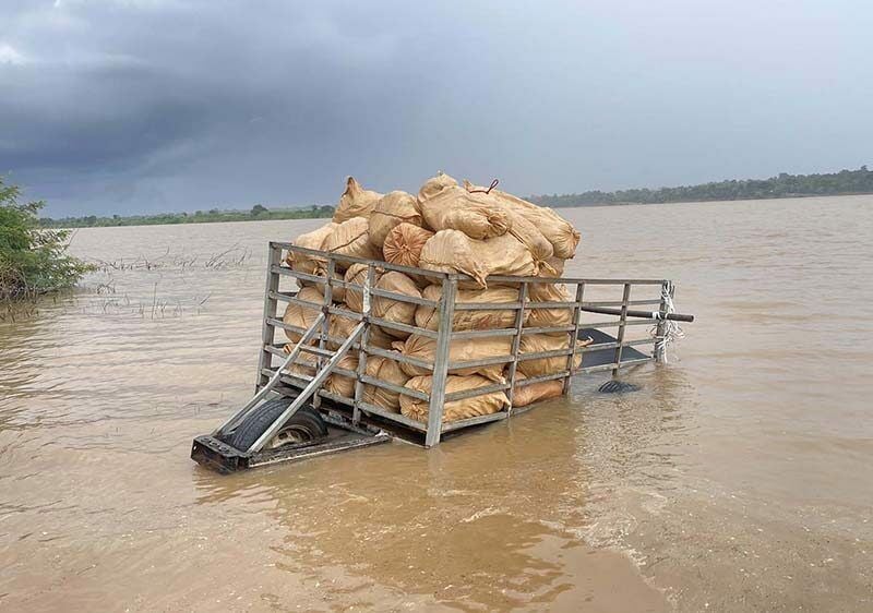 Тайская полиция занимается контрабандой тыквы из Лаоса в Мукдахан