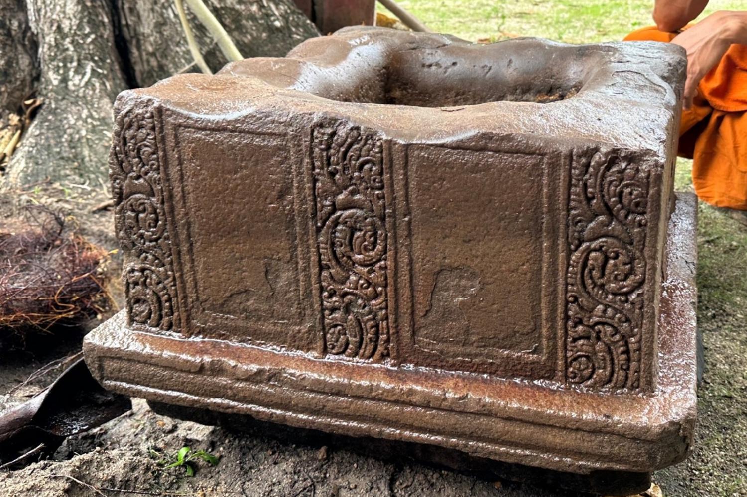 Туристическая группа по храму обнаруживает древний песчаник
