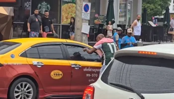 Туристы разбегаются, когда лидер тук-тука угрожает таксисту на Патонге