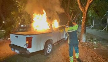 Футбольное безумие: футбольные фанаты зажигают файеры, поджигают машину у университета Бангкока