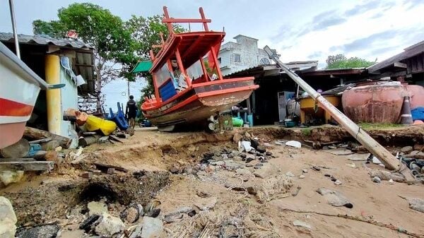 Штормящее море: Бангламунг разрушен, 30 домов превратились в руины