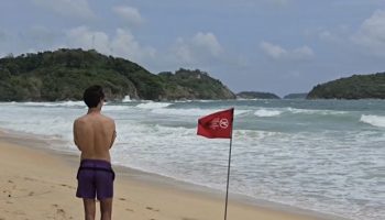 Штормящее море затрудняет поиски пропавшего пловца