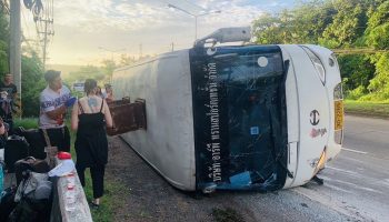 10 туристов пострадали при опрокидывании туристического автобуса в Сурат-Тани