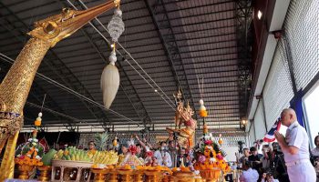 Баржи, освященные для проведения праздника Чао Прайя