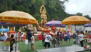 Более тысячи транспортных средств заполняют храм Чонбури для поклонения Тао Вессувану