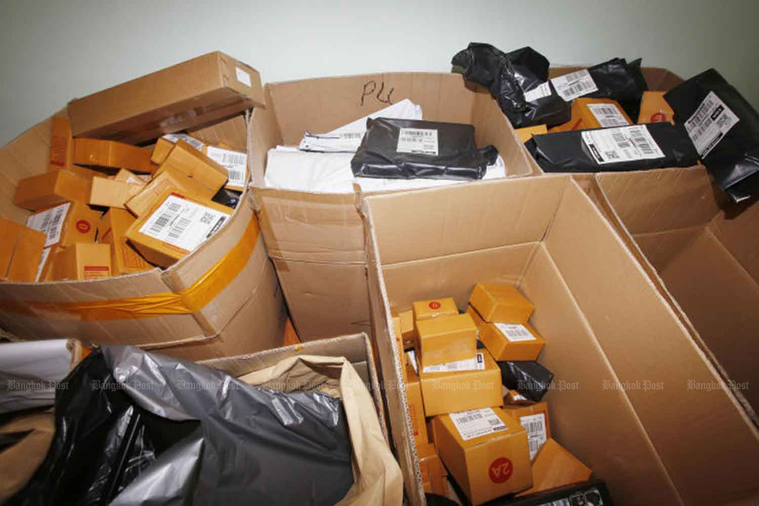 Большинство тайцев поддерживают правило "вскрывать посылки перед оплатой’: опрос