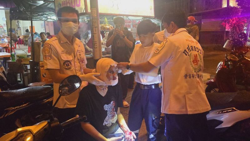 Брошенная с обочины бутылка попала в голову мотоциклистке на Пхукете