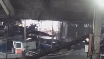 Буйная волна затащила почти 20 лодок в канал в Трат