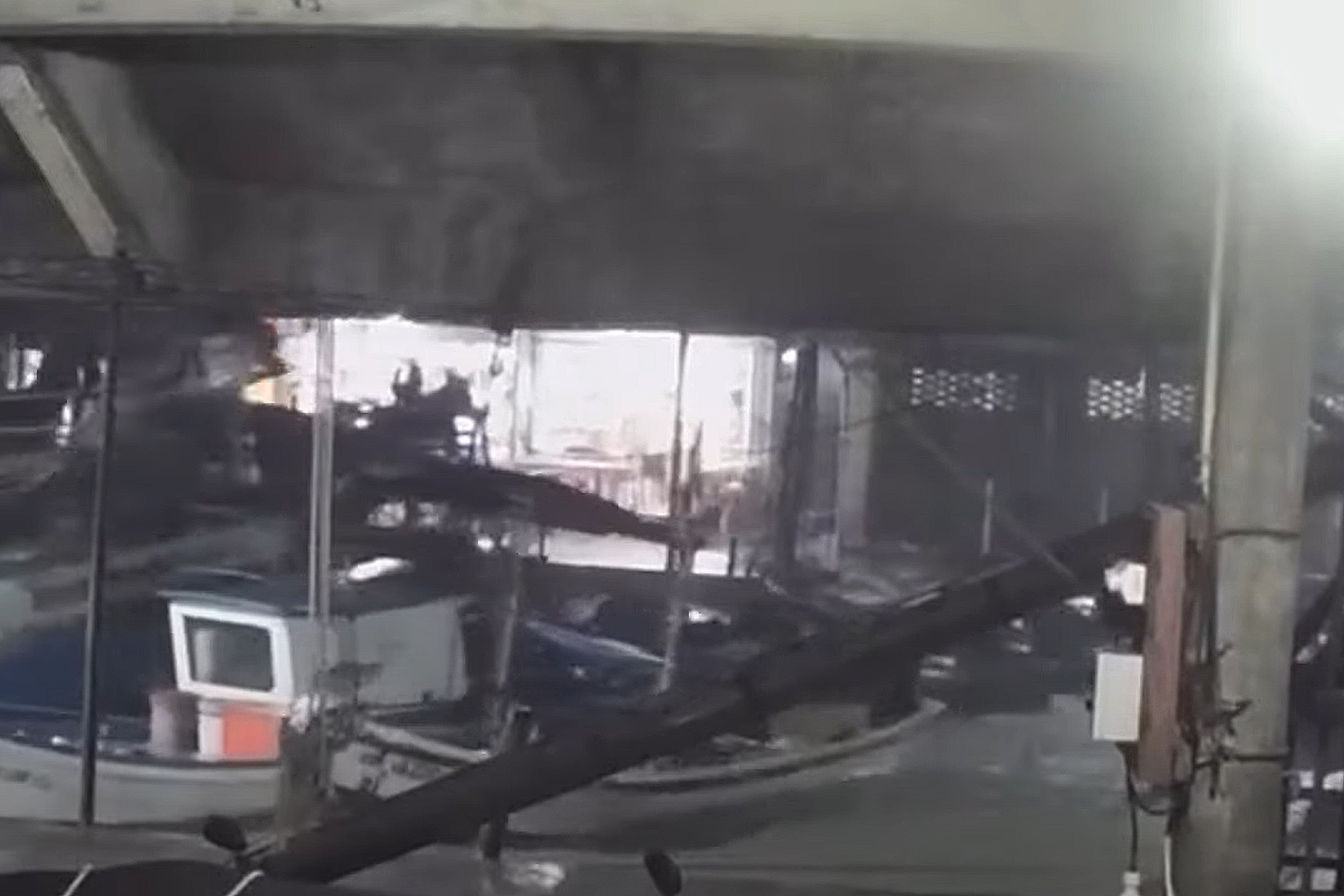 Буйная волна затащила почти 20 лодок в канал в Трат