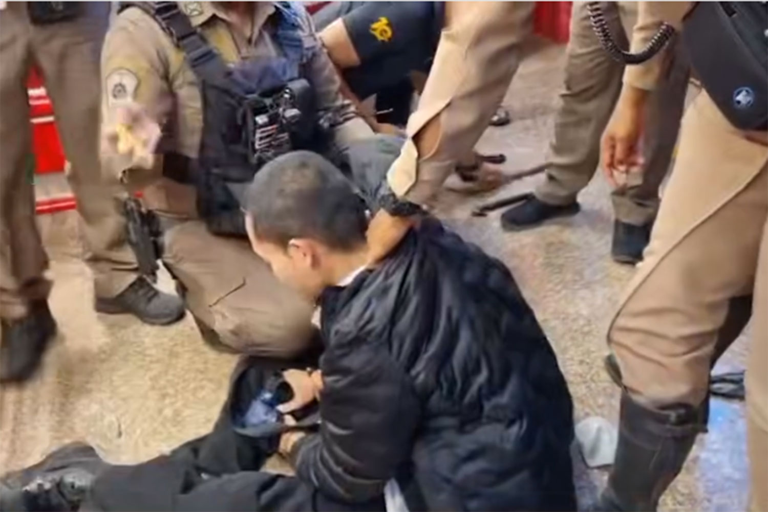 Бывшего полицейского задержали за кражу золота Пхатталунг