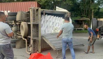 В Пхатталунге перевернулся грузовик со льдом, движение застыло после столкновения