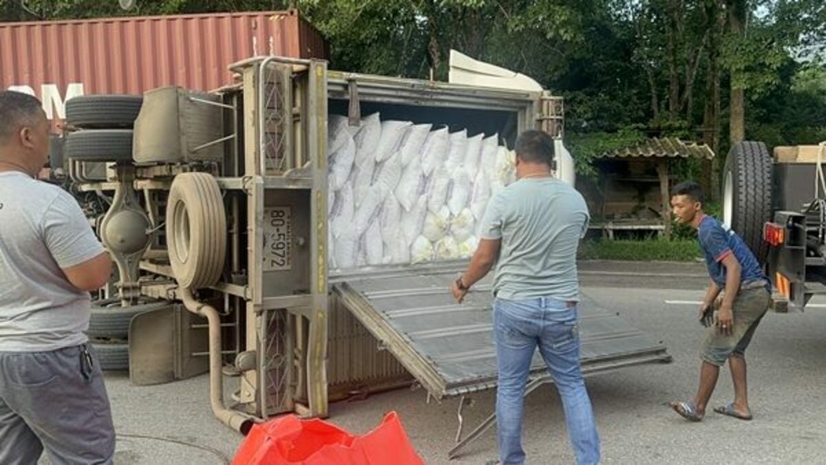 В Пхатталунге перевернулся грузовик со льдом, движение застыло после столкновения