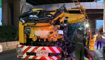 В результате аварии мусоровоза в Бурираме погиб рабочий, водитель получил ранения