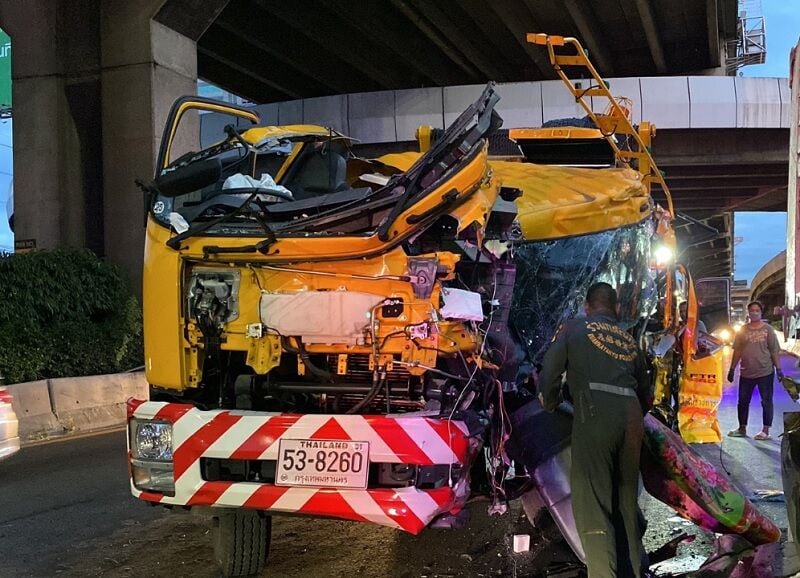 В результате аварии мусоровоза в Бурираме погиб рабочий, водитель получил ранения