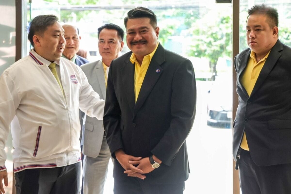 Ван Юбамрунг присоединился к Палангу Прачарату после скандала с Пхеу Тай