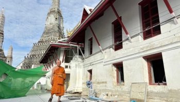 Ват Арун проводит церемонию награждения в честь дня рождения короля