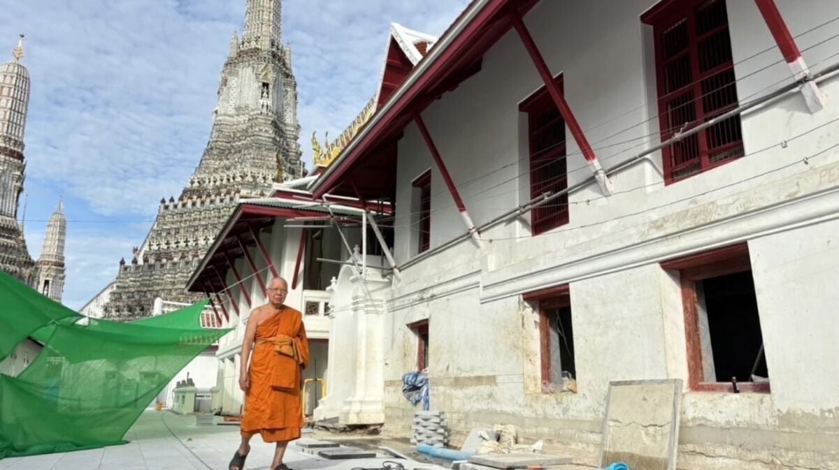 Ват Арун проводит церемонию награждения в честь дня рождения короля