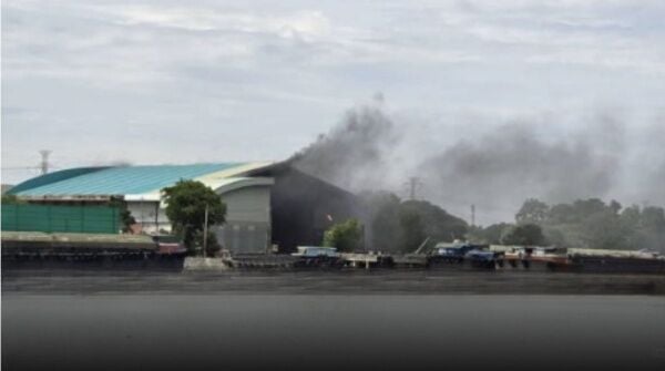 Взрыв нефтяного танкера вызвал настоящий ад на судоверфи Патхум Тани