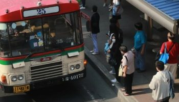 Внезапные изменения автобусного маршрута вызывают хаос у пассажиров пригородной зоны Бангкока