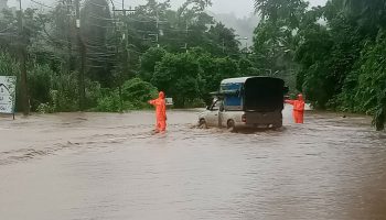 Водителей предупредили о наводнении в Сангкла Бури