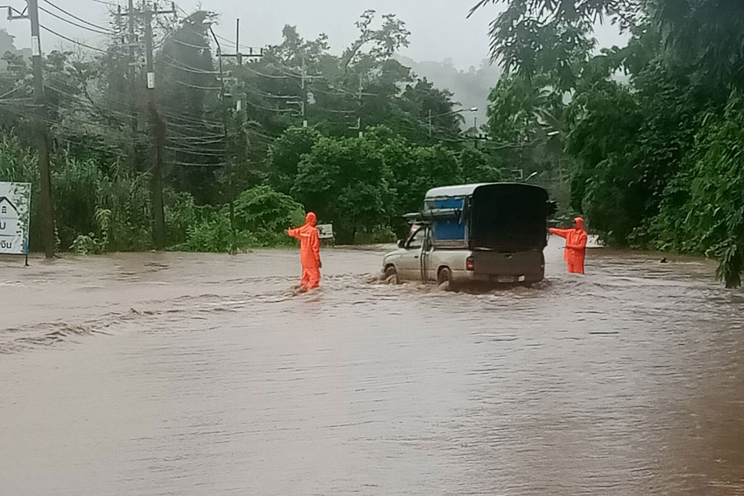 Водителей предупредили о наводнении в Сангкла Бури