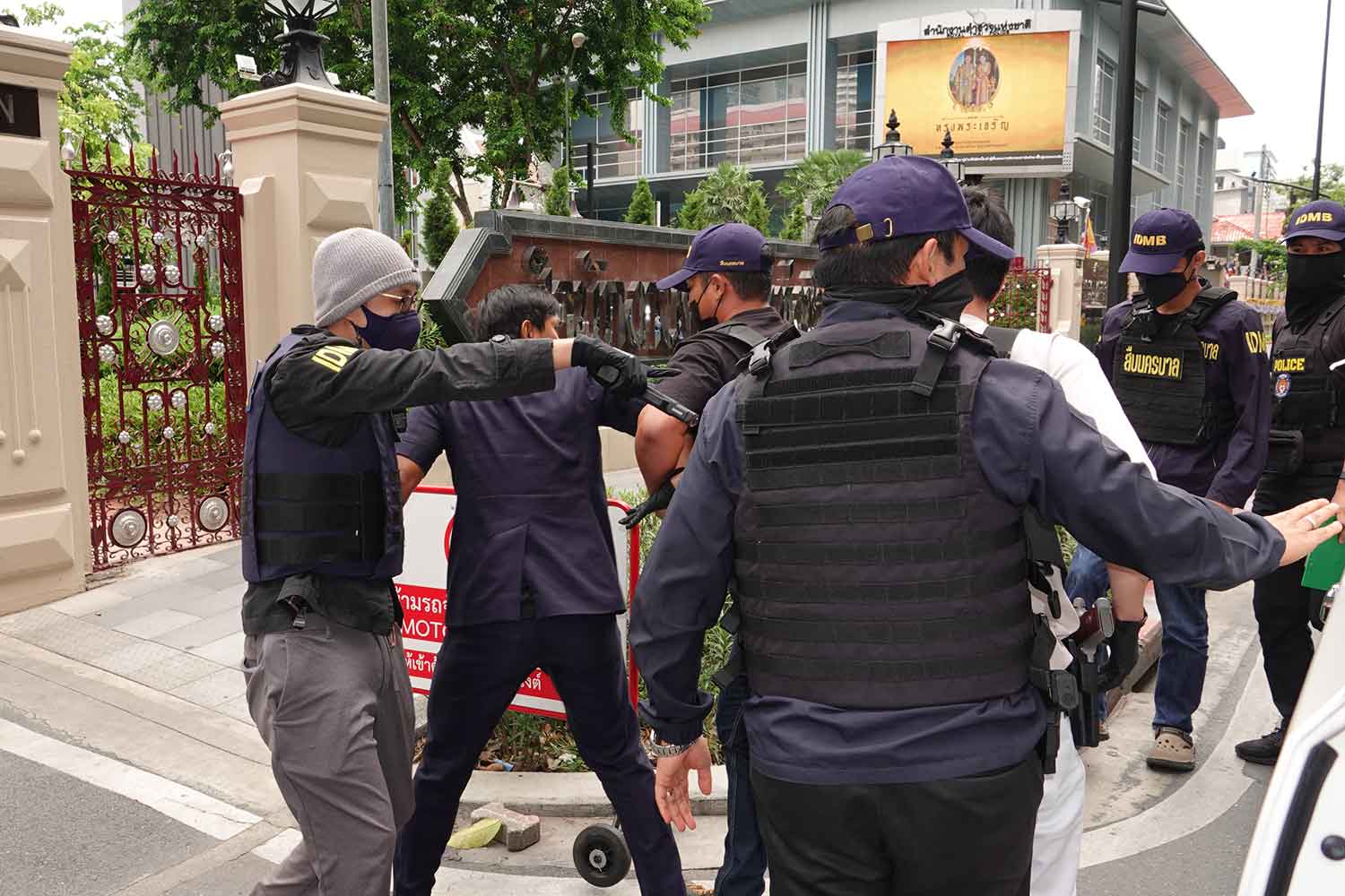 Водитель генерального директора Таиланда арестован за кражу бесценных фотографий